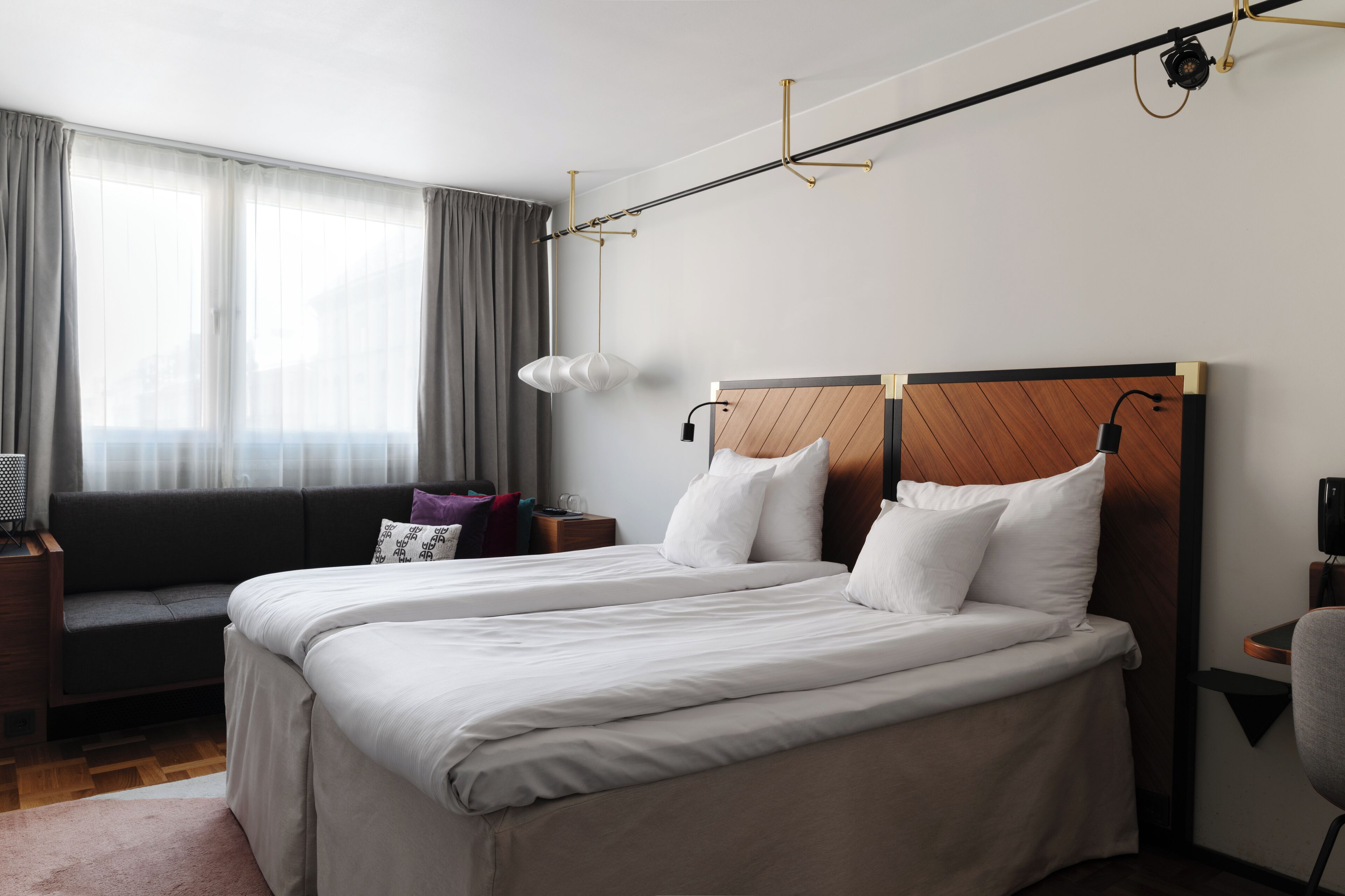 Minibar, escritorio y espacio para trabajar con laptop 