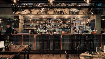 2 restaurants; lunch and dinner served