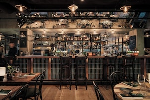 2 restaurants; lunch and dinner served 