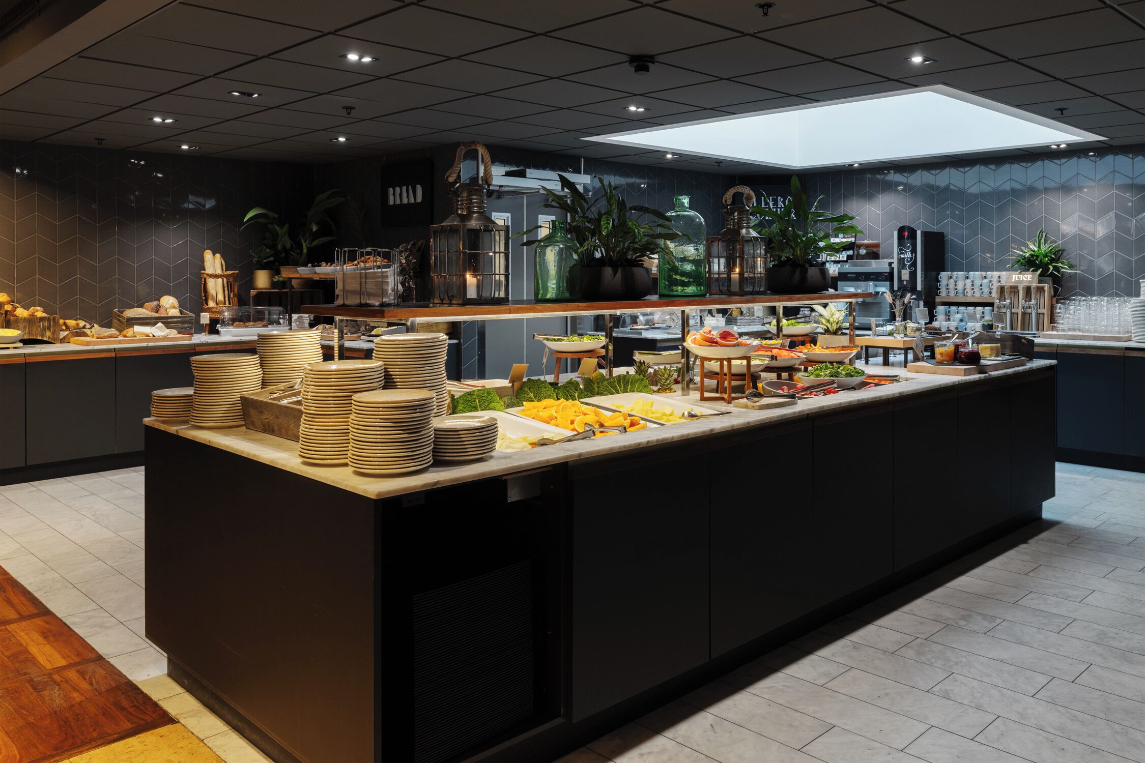 Un espace buffet proposant une variété de plats et un coin café.