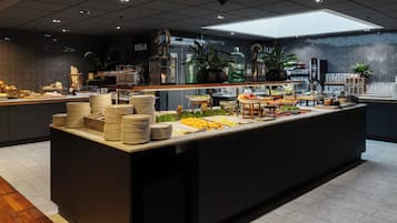 Een buffetruimte met diverse gerechten en een koffiecorner.