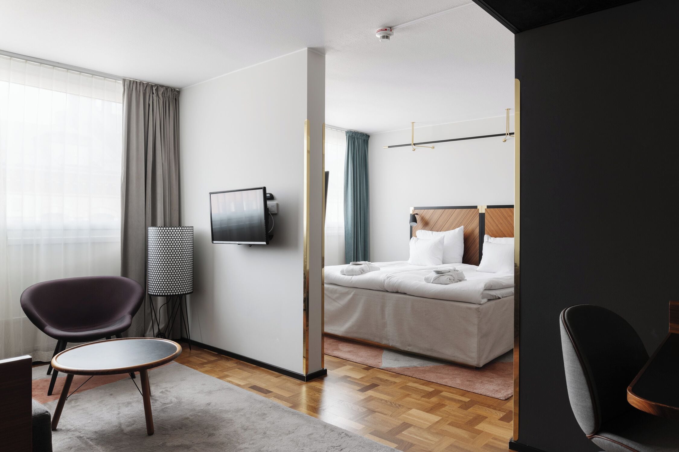 Minibar, escritorio y espacio para trabajar con laptop 