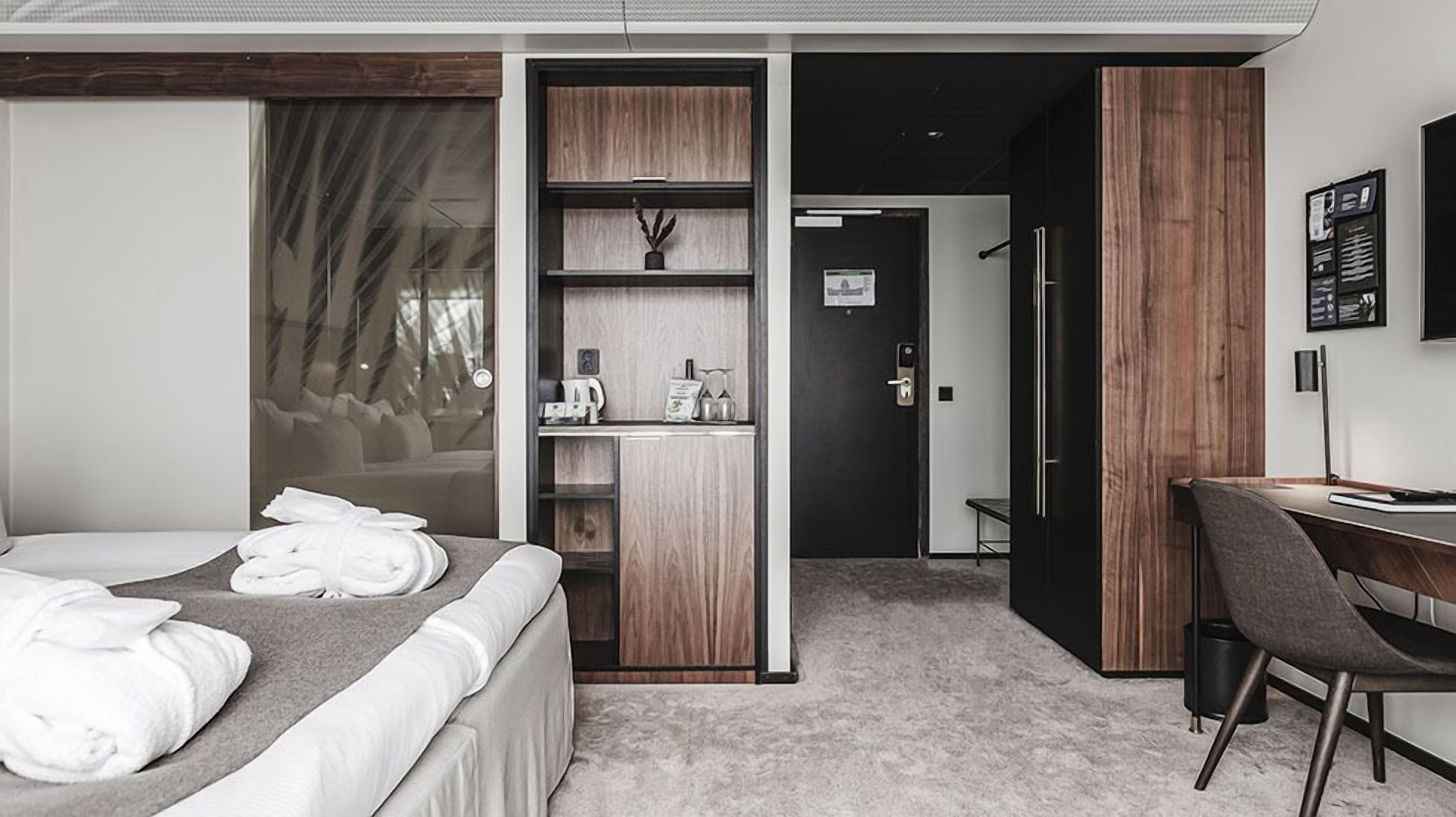 deluxe room, 1 king bed, non smoking | minibar, desk, laptop workspace, iron/ironing board