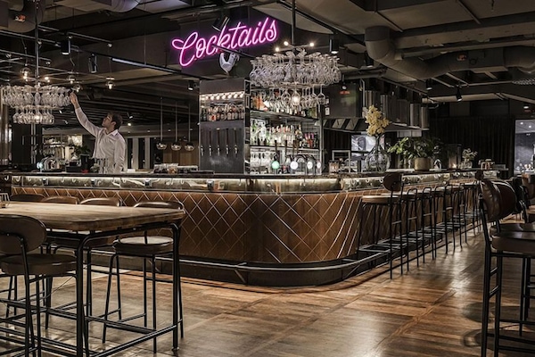 Här finns 2 restauranger som serverar lunch.