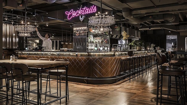 2 restaurantes; se sirve almuerzo y cena; cocina local