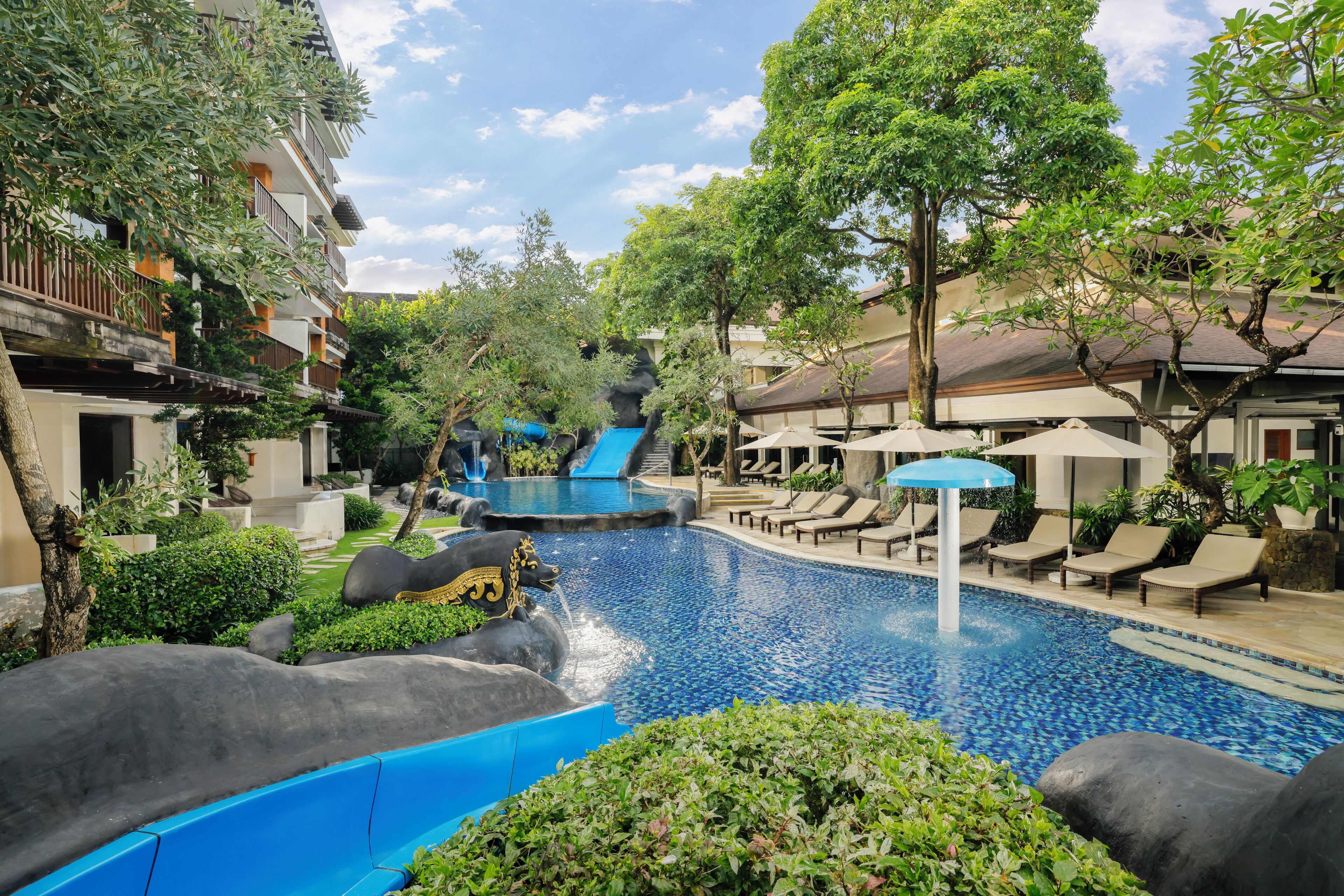 5 outdoor pools, pool umbrellas, pool loungers