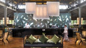 5 restaurants, lunch, dinner served; local and international cuisine