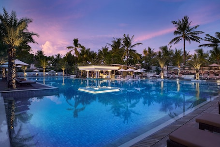 3 piscinas al aire libre, sombrillas, sillones reclinables de piscina