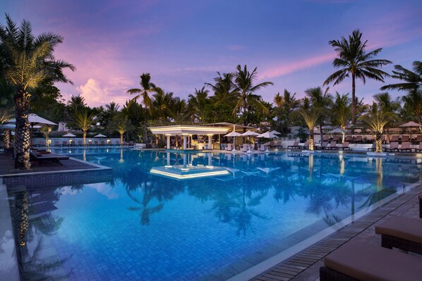 3 piscines extérieures, parasols, chaises longues