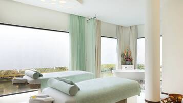 Tina de hidromasaje, tratamientos corporales y aromaterapia