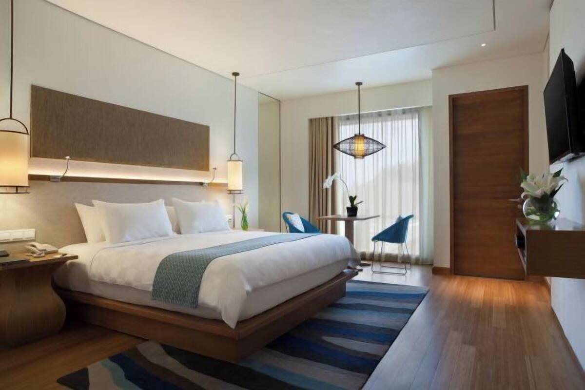 Premium bedding, in-room safe, desk, blackout drapes