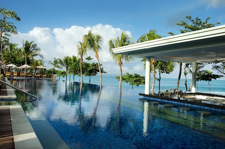 3 outdoor pools, pool umbrellas, sun loungers