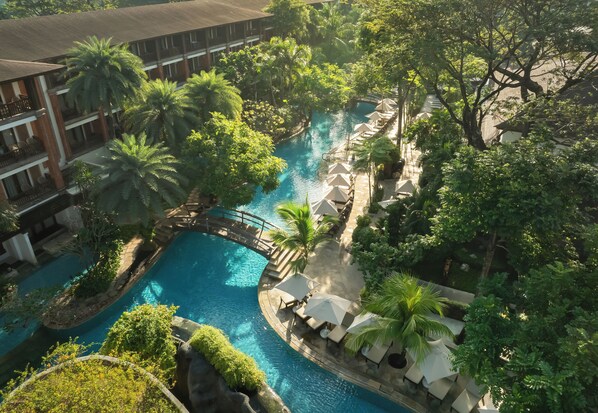 5 outdoor pools, pool umbrellas, pool loungers