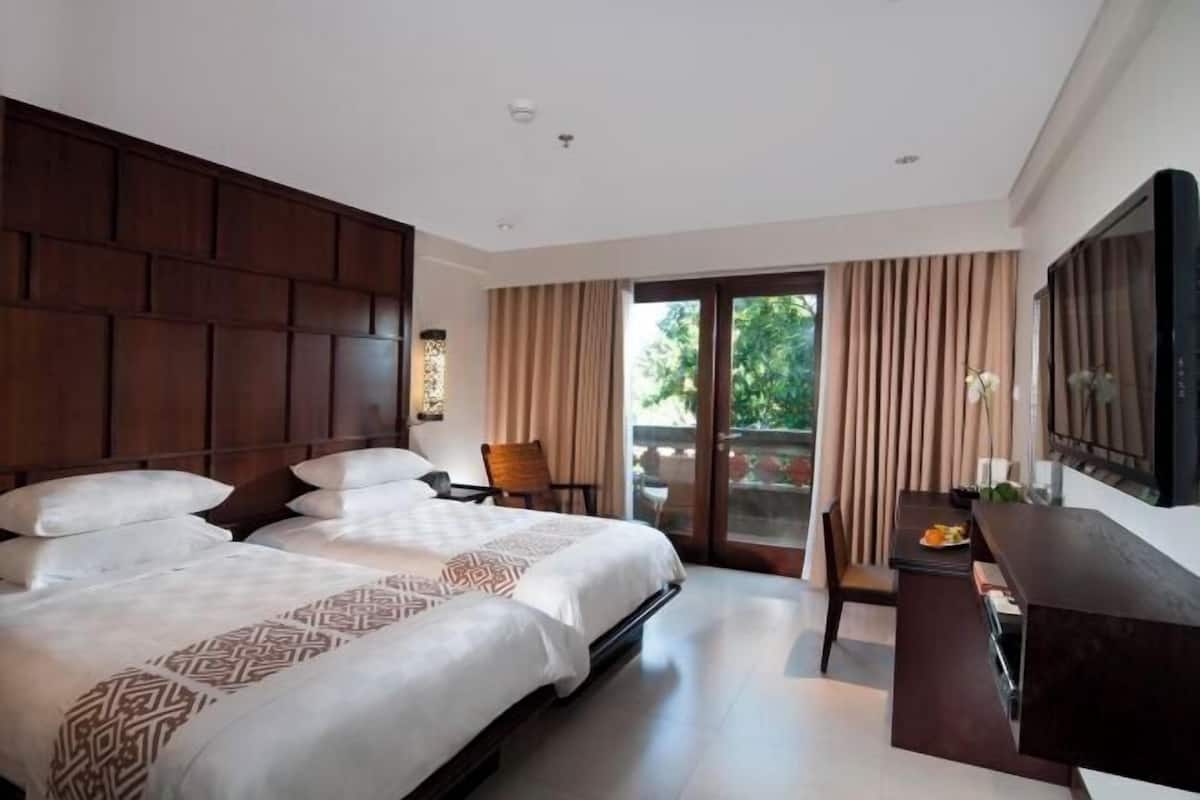 Premium bedding, in-room safe, desk, blackout drapes