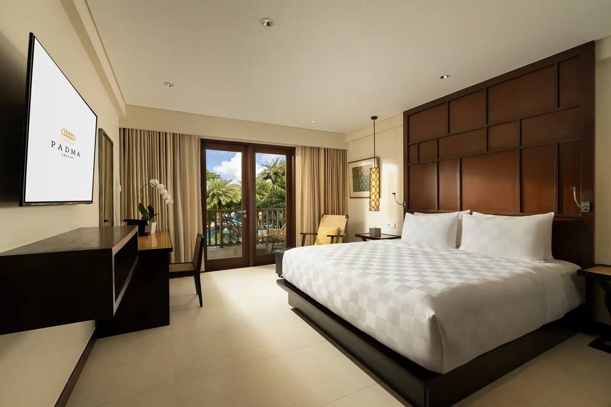 Deluxe Lagoon View Room | Premium bedding, in-room safe, desk, blackout drapes