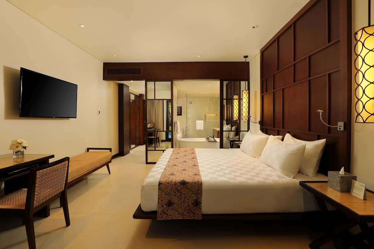 Premium bedding, in-room safe, desk, blackout drapes