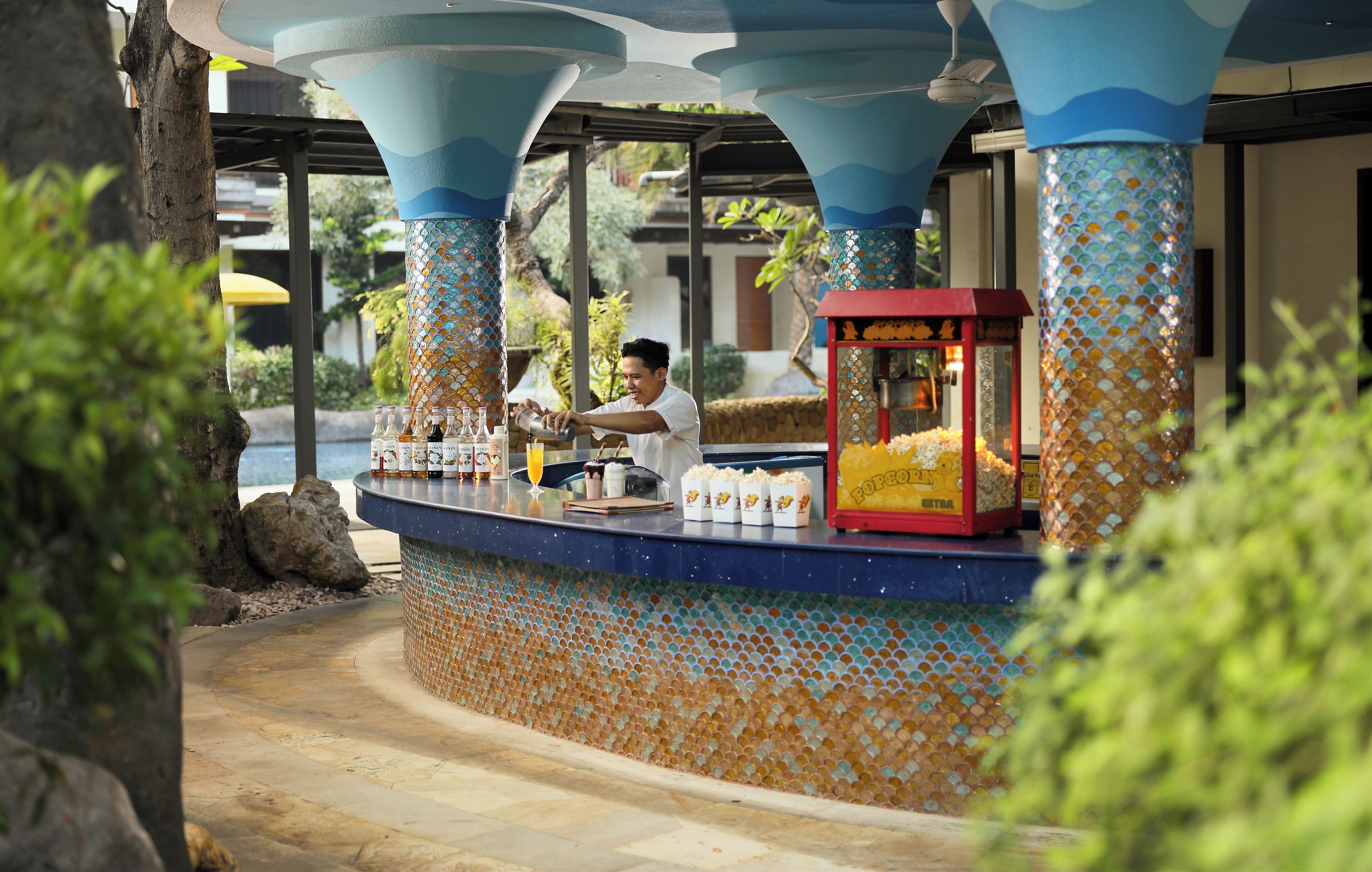 Bar tepi kolam renang