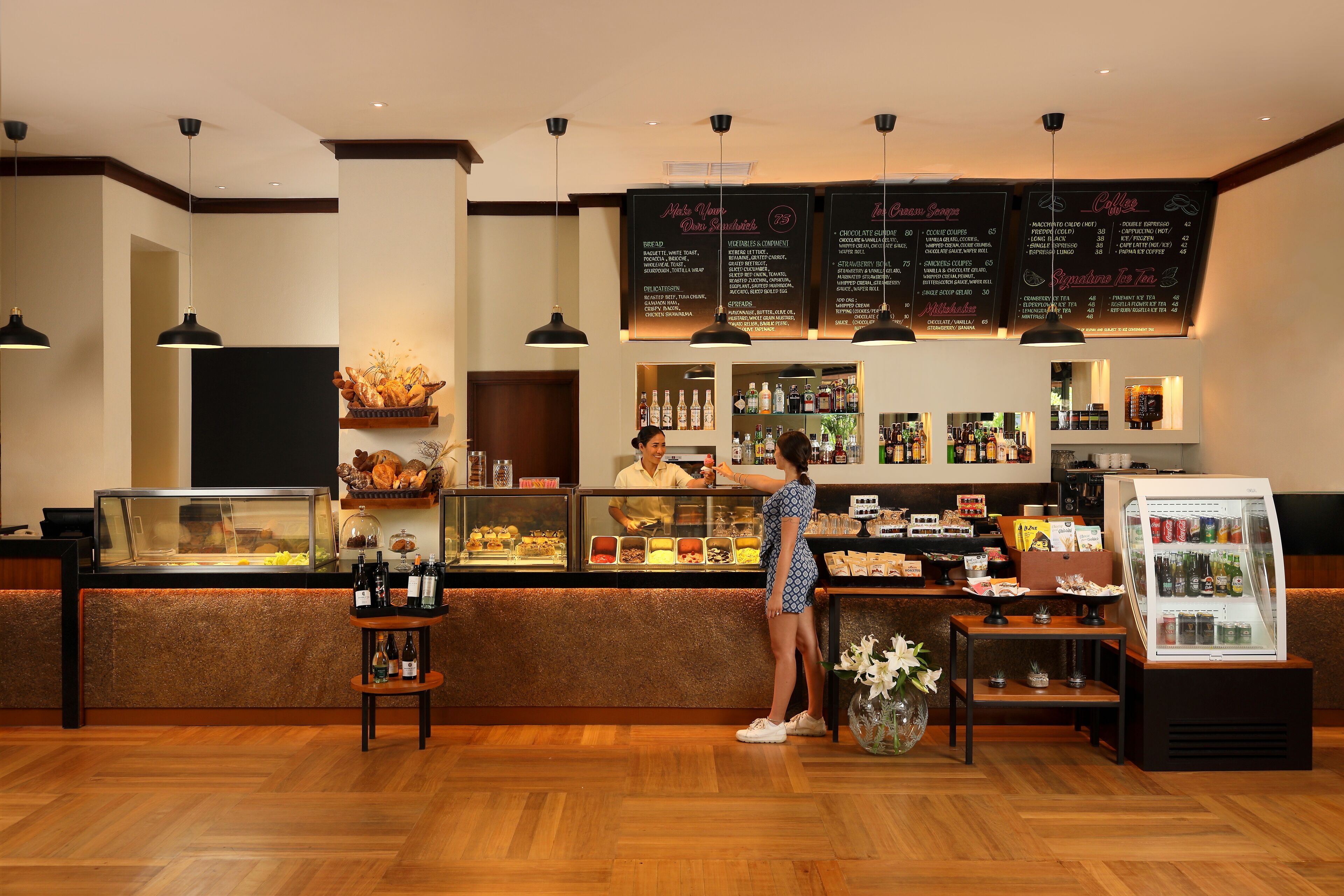 5 restaurants, lunch, dinner served; local and international cuisine