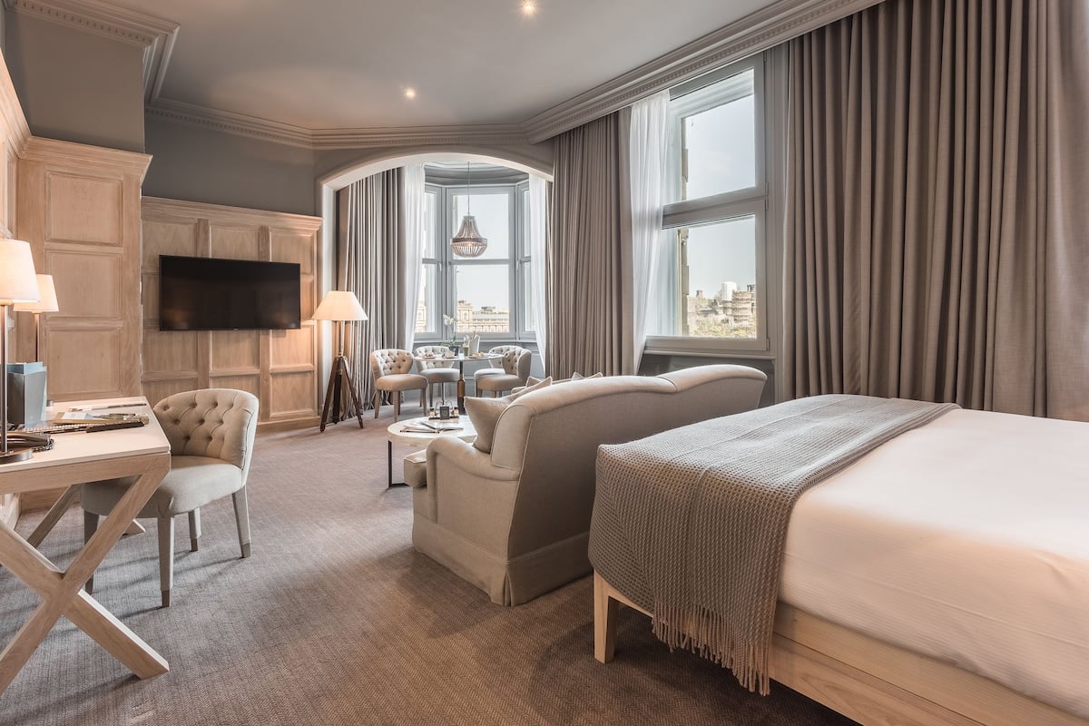 Senior-suite - byudsigt | 1 soveværelse, premium-sengetøj, minibar, pengeskab på værelset