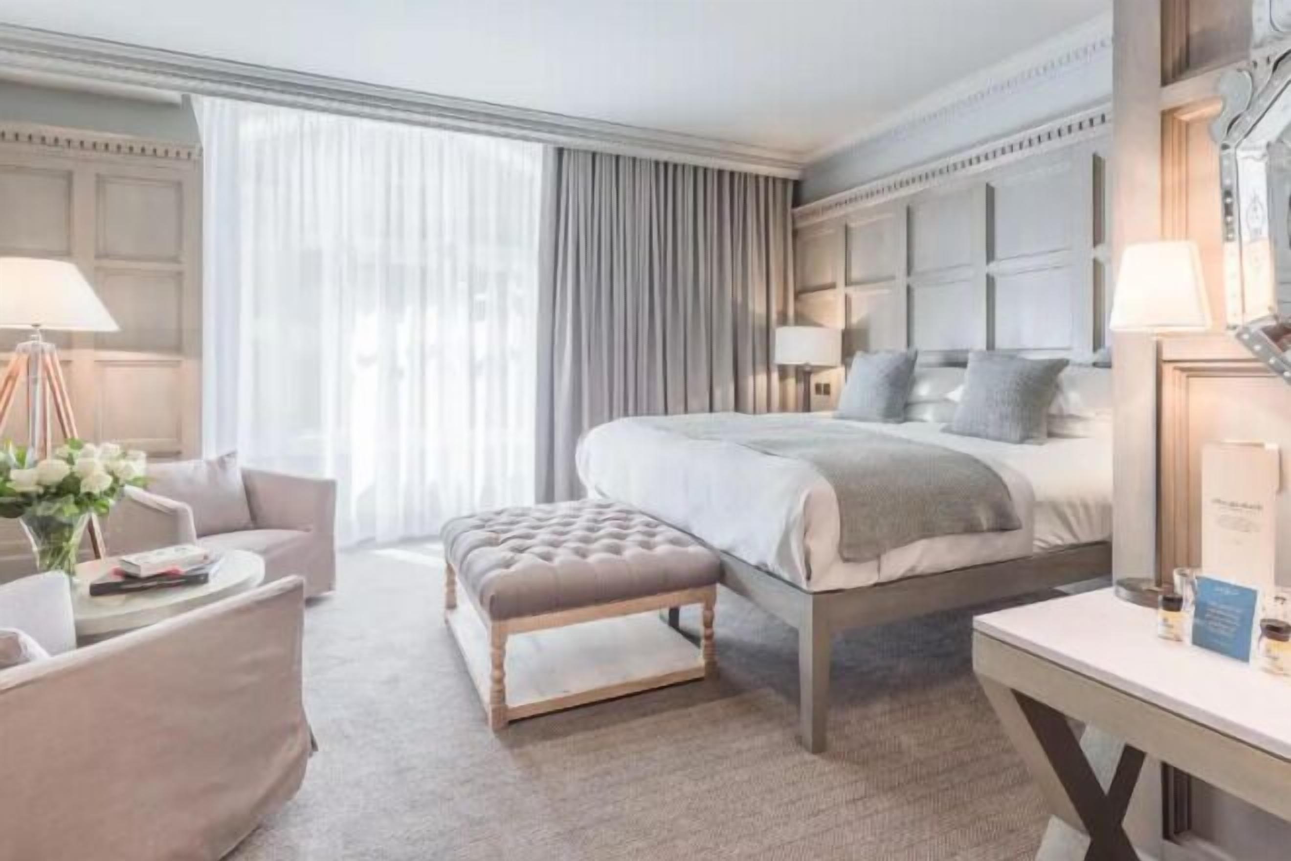 Kaliteli yatak takımı, minibar, odada kasa, masa 