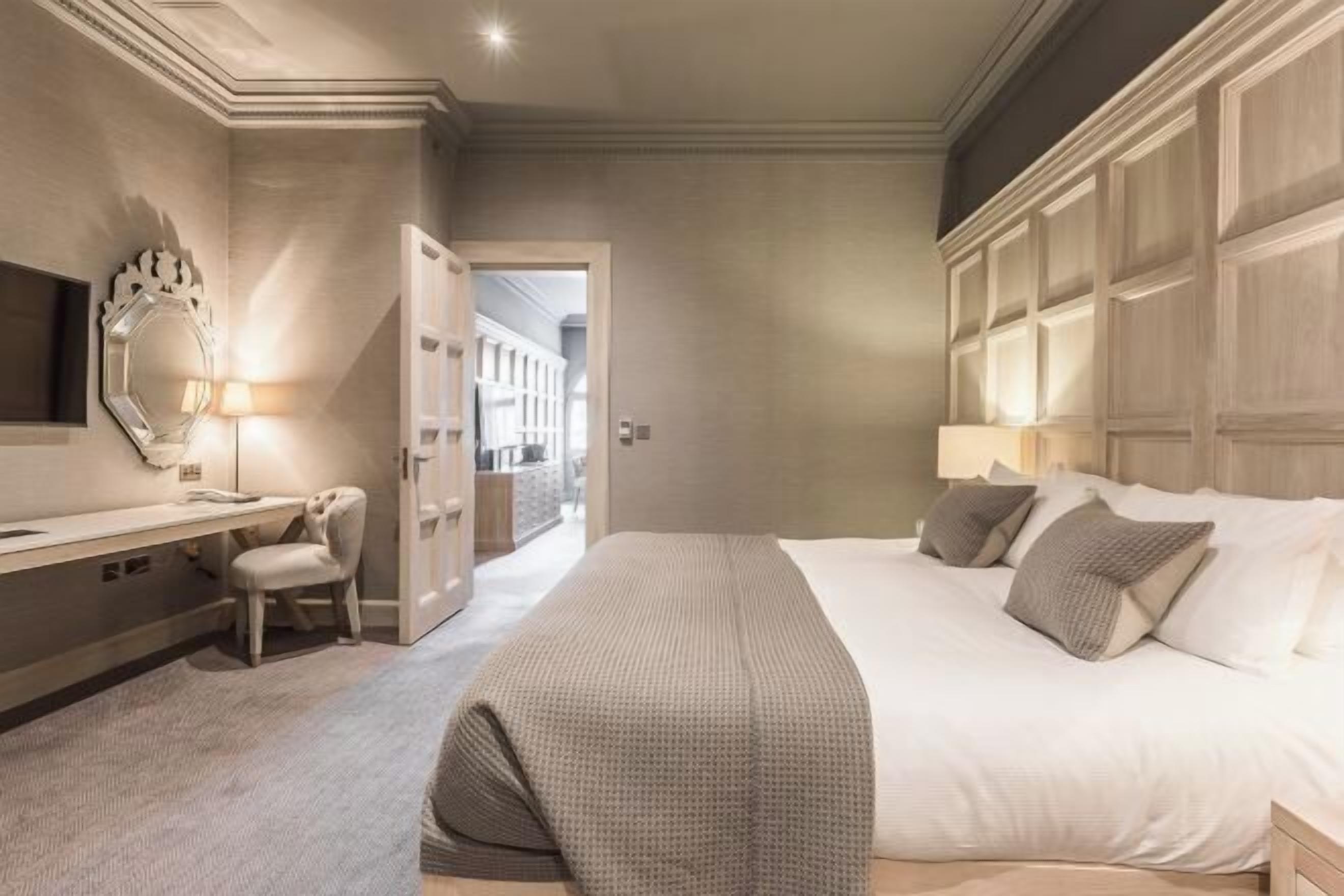 Ropa de cama de alta calidad, minibar, caja fuerte y escritorio