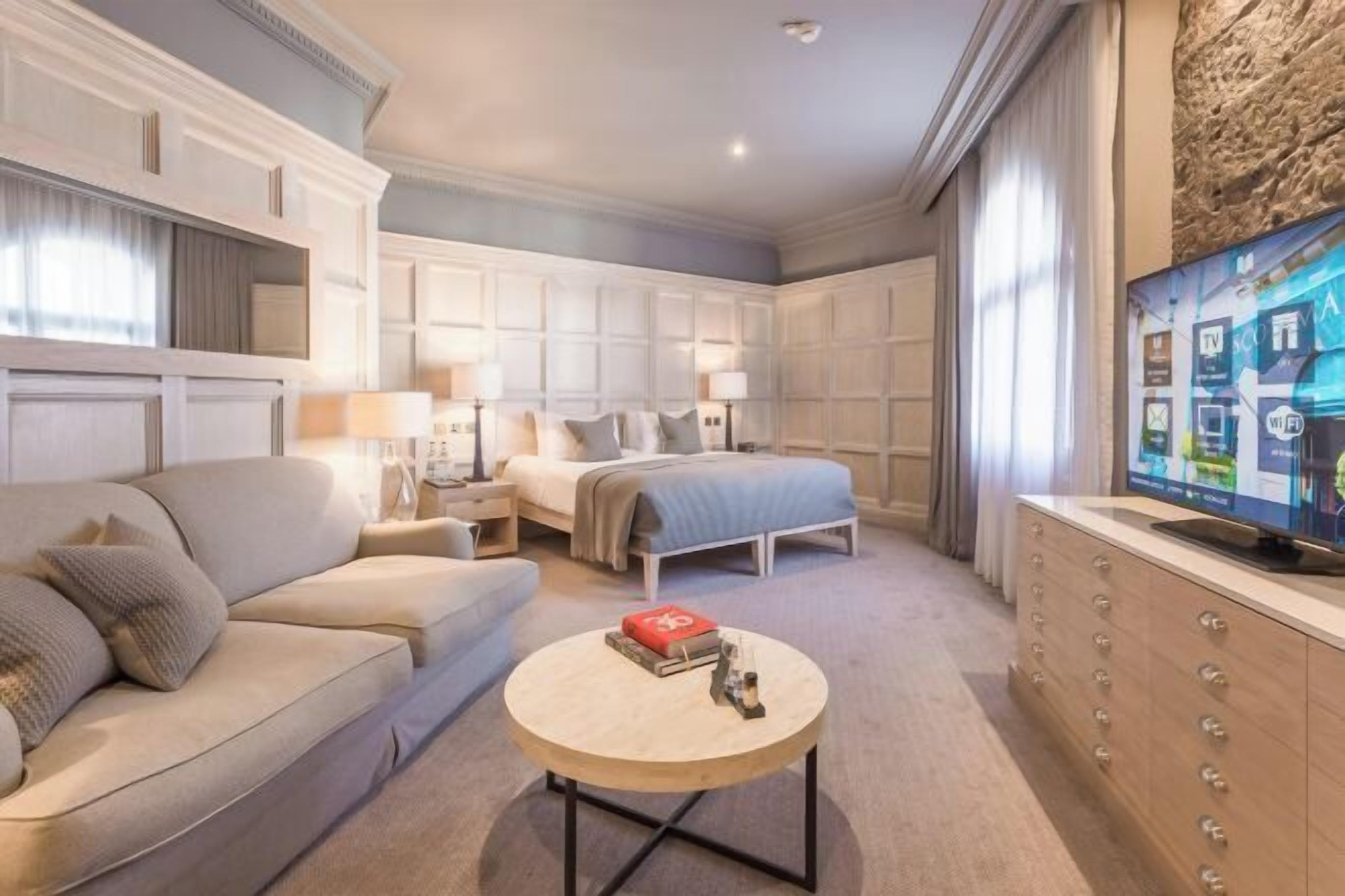 Ropa de cama de alta calidad, minibar, caja fuerte y escritorio