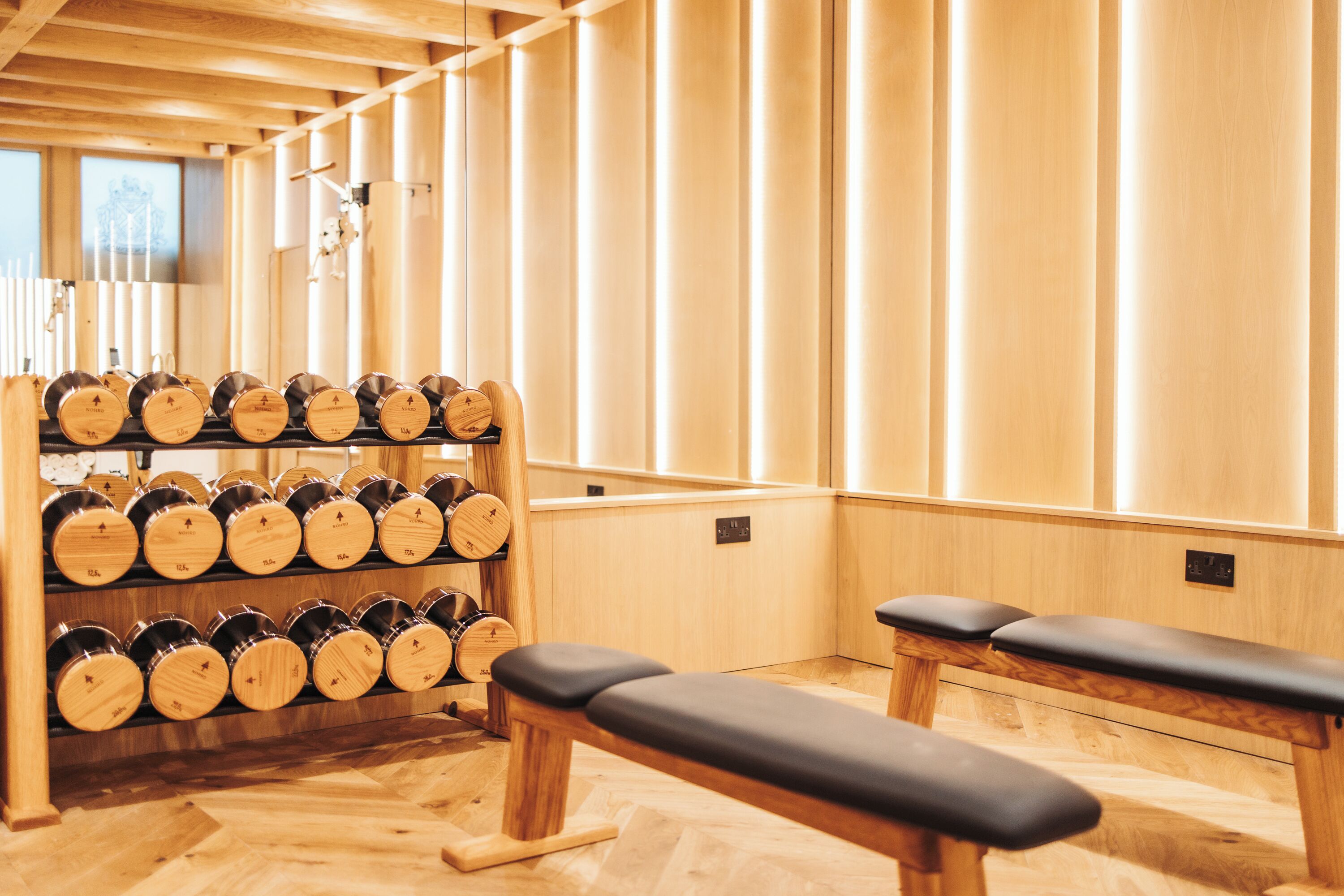Un sauna en bois avec des bancs et des tonneaux en bois.