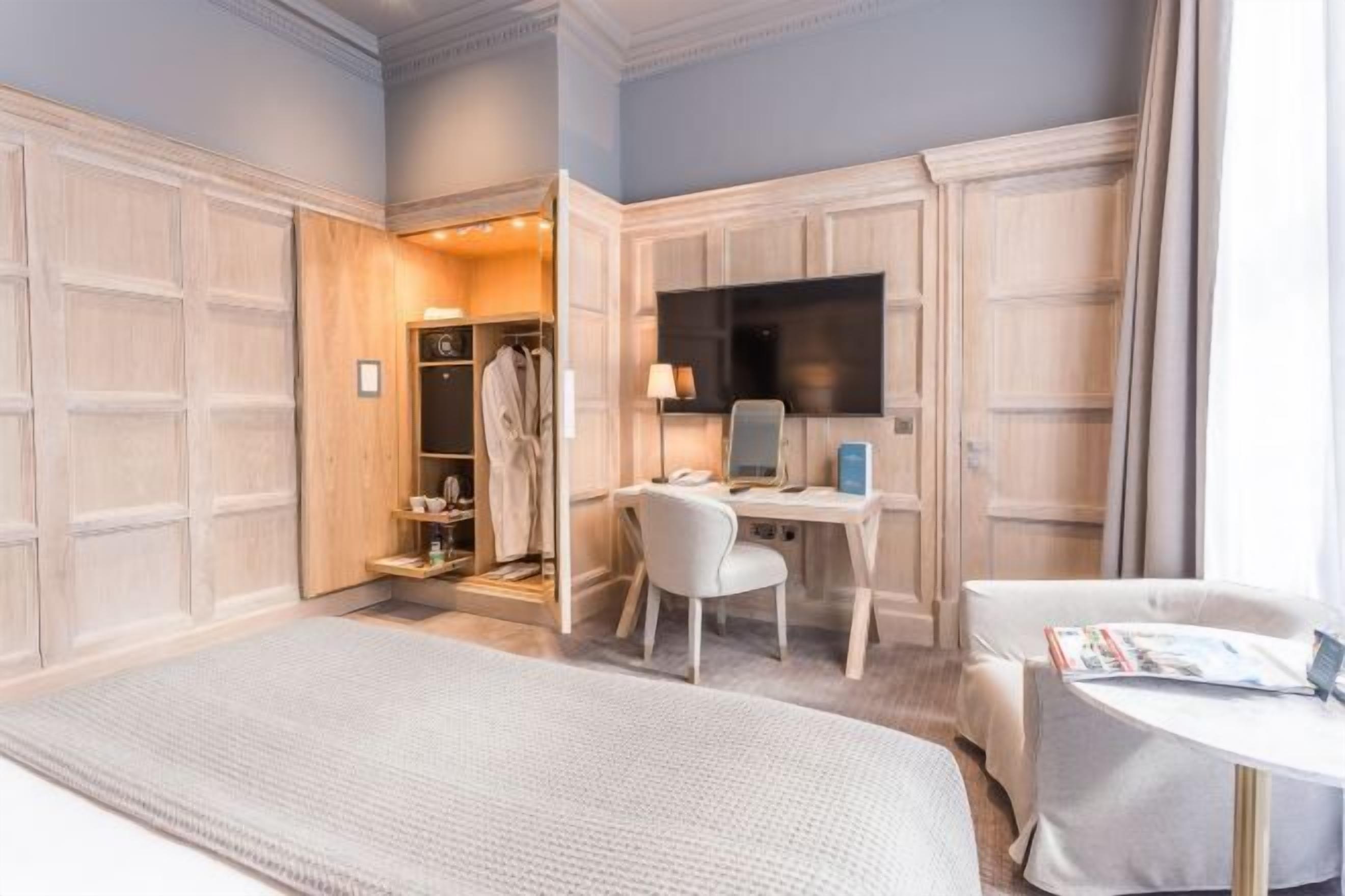 Ropa de cama de alta calidad, minibar, caja fuerte y escritorio