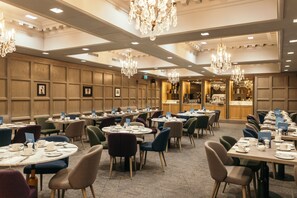 Desayuno buffet (GBP 22.50 por persona)