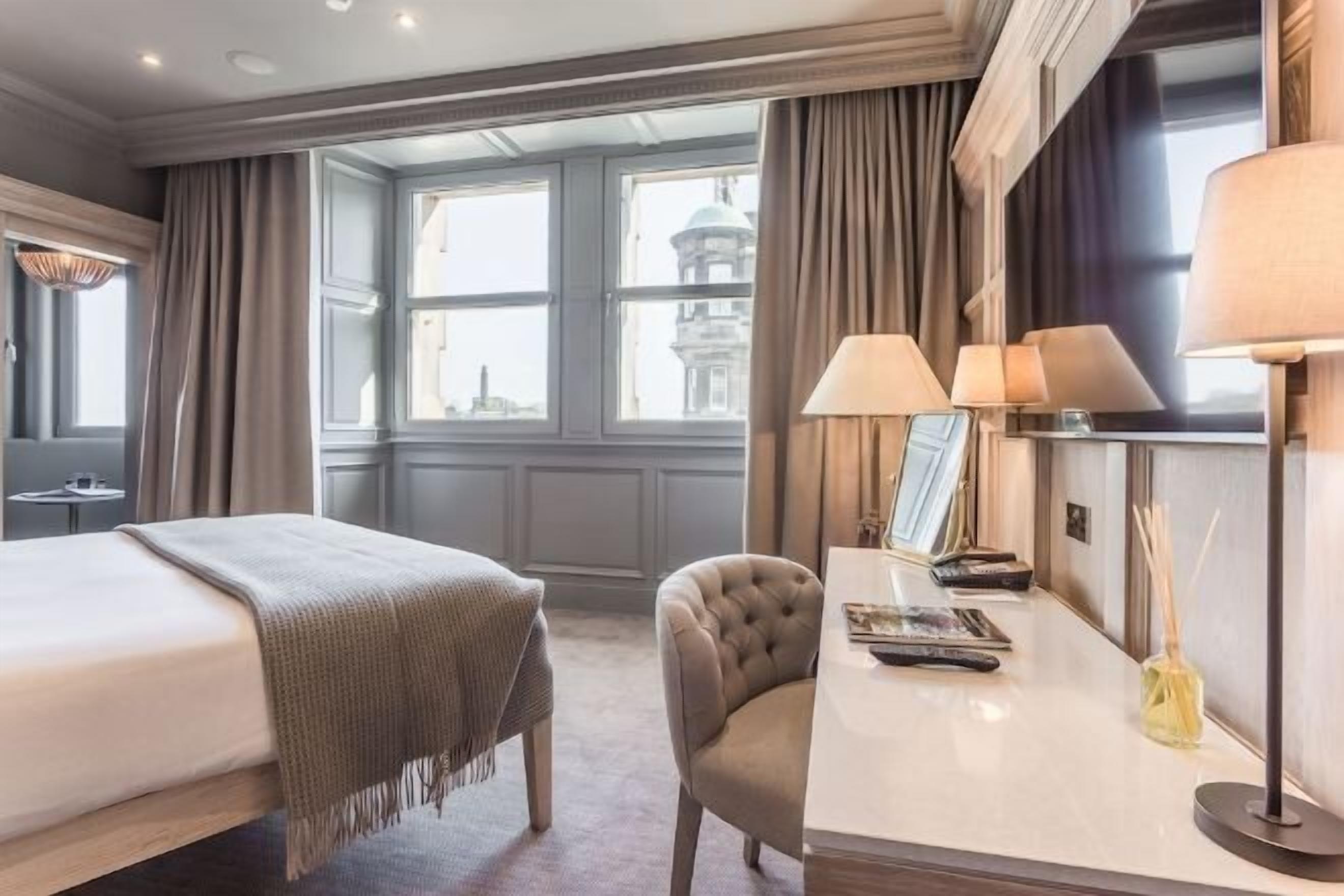 Ropa de cama de alta calidad, minibar, caja fuerte y escritorio