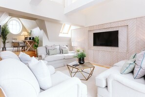 Penthouse Suite | Living room