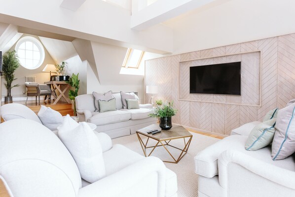 Penthouse Suite | Living room | 55-inch Smart TV with digital channels, TV