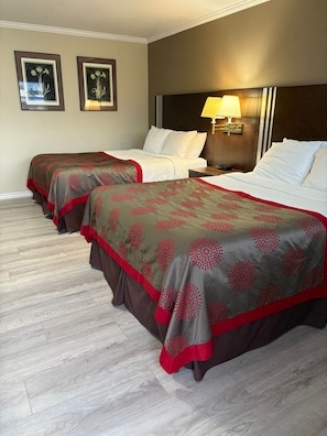 Chambre Deluxe, 2 grands lits | Bureau, fer et planche à repasser, Wi-Fi gratuit, draps fournis