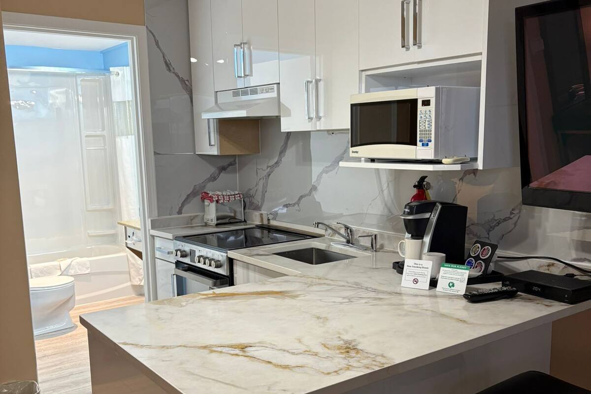 Escritorio, tabla de planchar con plancha, wifi gratis y ropa de cama