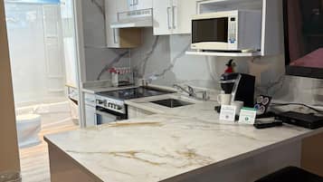 Family Suite | Desk, iron/ironing board, free WiFi, bed sheets