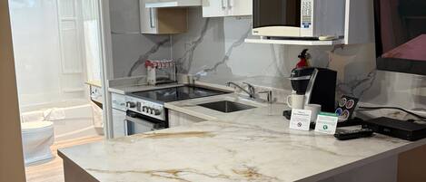 Family Suite | Desk, iron/ironing board, free WiFi, bed sheets