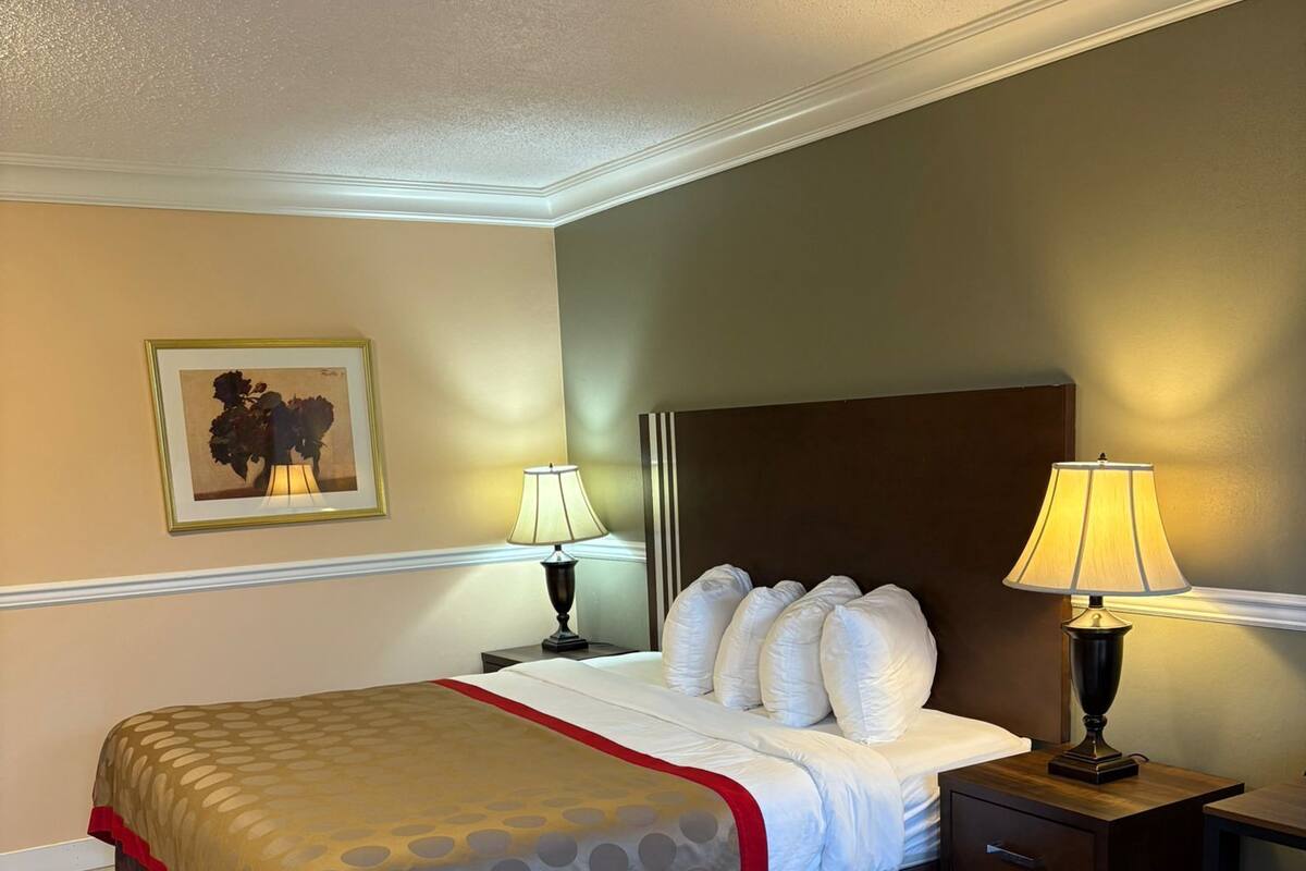 Escritorio, tabla de planchar con plancha, wifi gratis y ropa de cama