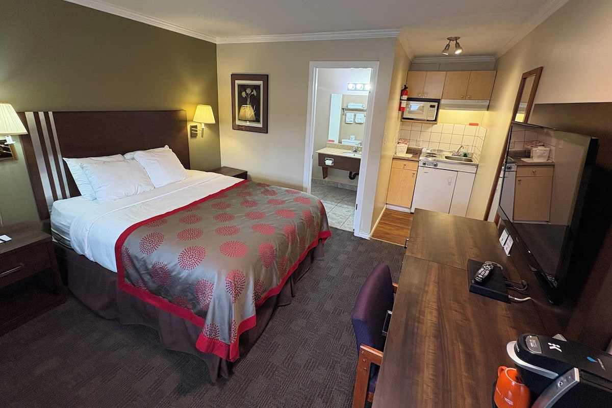 Chambre Standard, 1 grand lit, coin cuisine | Bureau, fer et planche à repasser, Wi-Fi gratuit, draps fournis