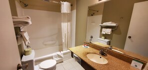 Combined shower/bathtub, free toiletries, hair dryer, towels