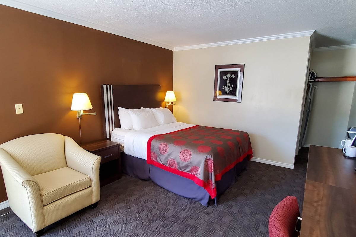 standard room, 1 queen bed | desk, iron/ironing board, free wifi, bed sheets