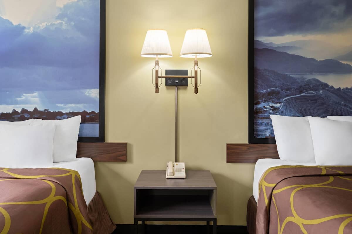 Skrivebord, mørklægningsgardiner, strygejern/strygebræt