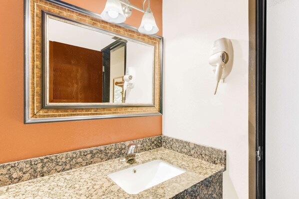 Kombination af bruser/badekar, gratis toiletartikler, hårtørrer