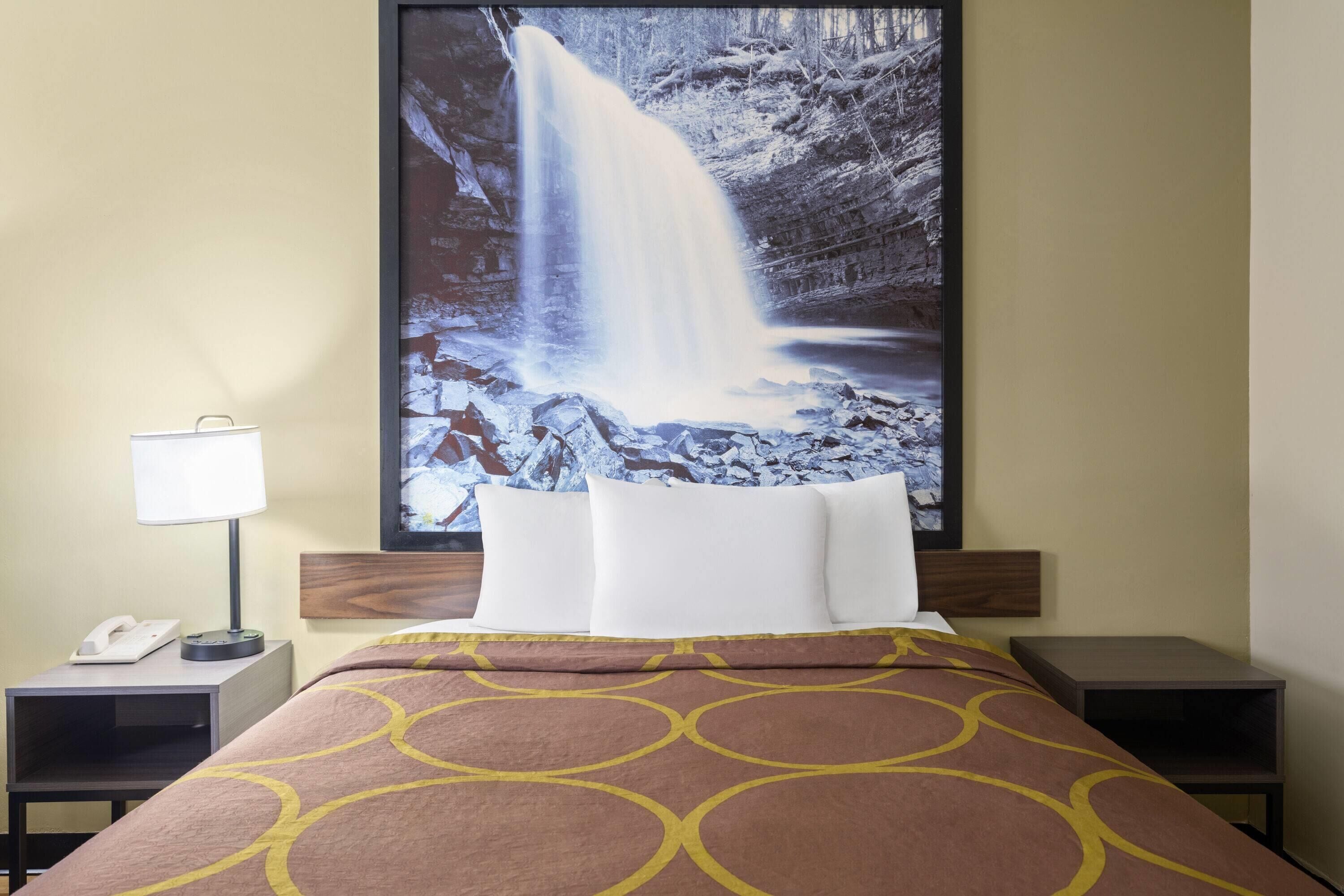 Bureau, rideaux occultants, fer et planche à repasser