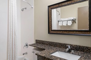 Combined shower/tub, free toiletries, hair dryer, towels