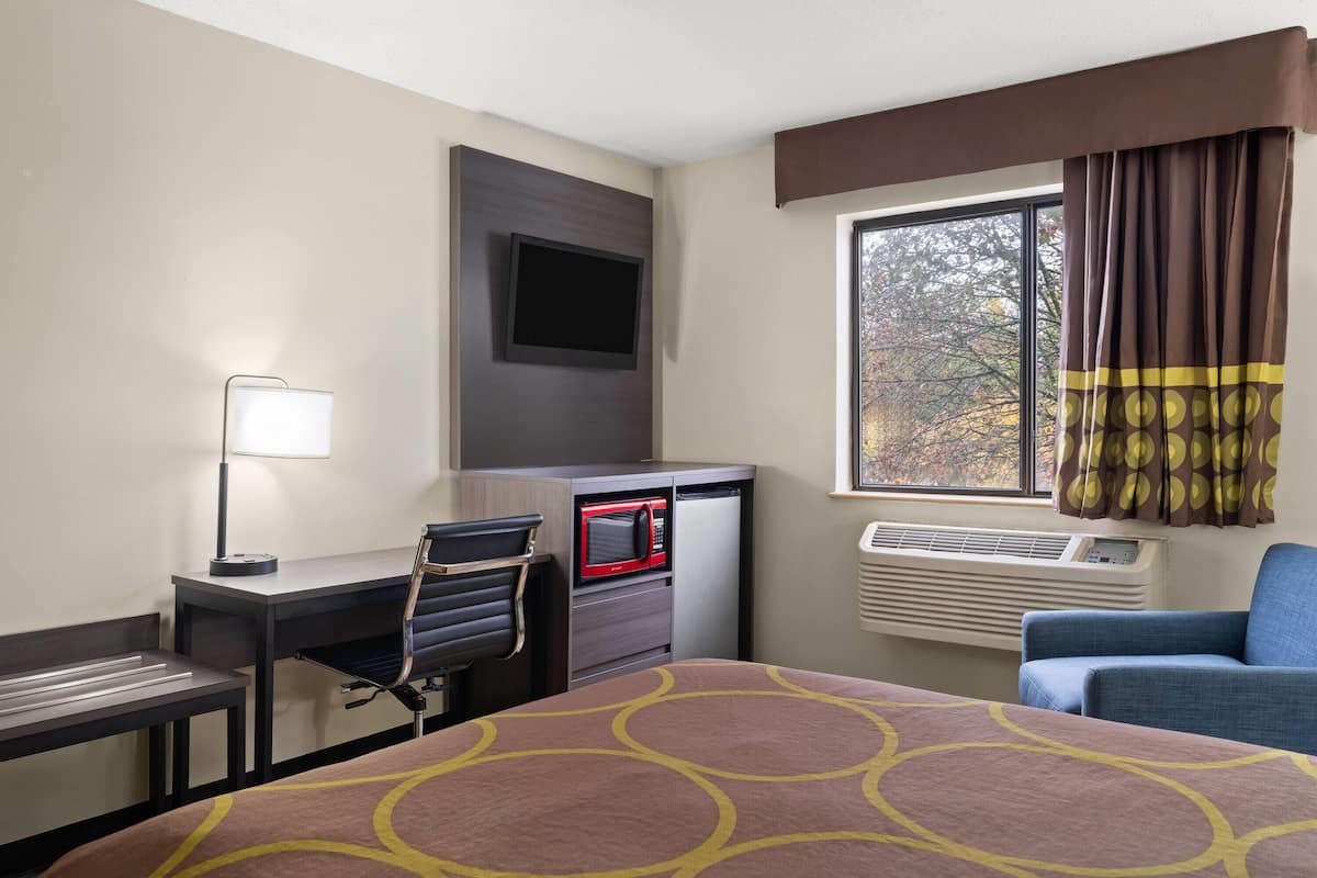 Skrivebord, mørklægningsgardiner, strygejern/strygebræt