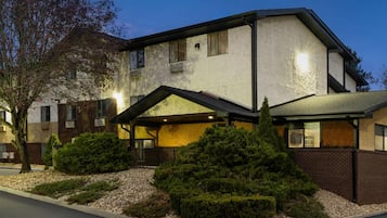 Un bâtiment moderne à deux étages, doté d’un toit plat et d’un porche avant abrité.