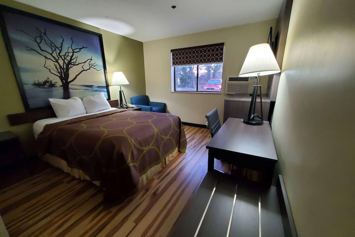 Escritorio, cortinas blackout y tabla de planchar con plancha