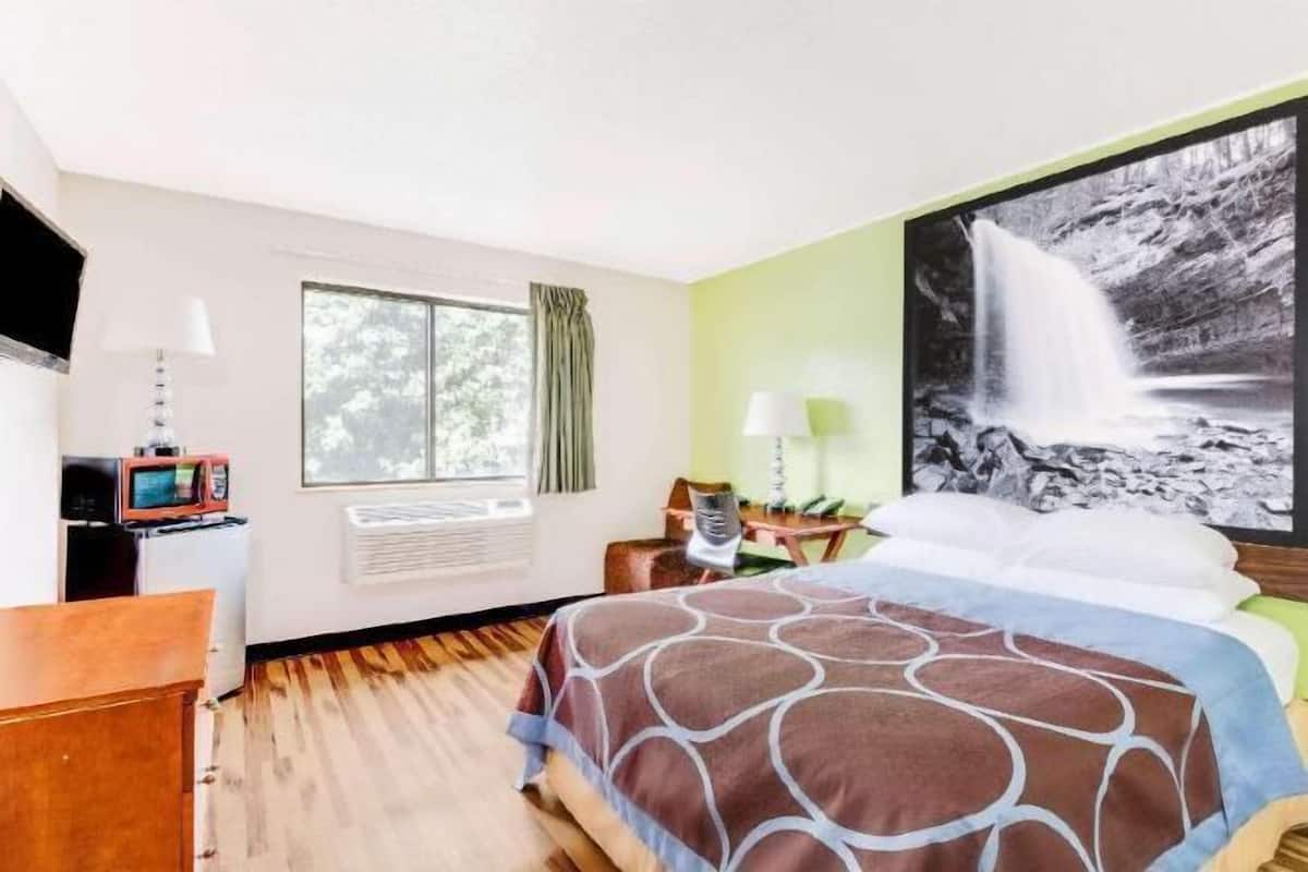 Skrivebord, mørklægningsgardiner, strygejern/strygebræt