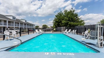 Una piscina al aire libre de temporada