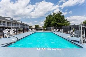 Piscine extérieure en saison